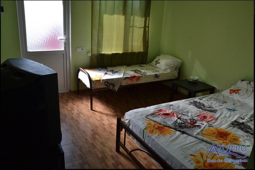 Трехместный (Трехместный номер с ванной комнатой) гостевого дома Азов Солнечный, Кучугуры
