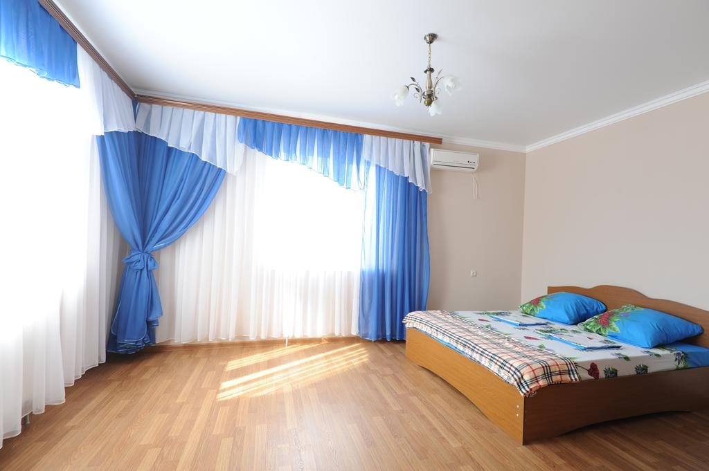 Двухместный (Двухместный номер с 1 кроватью или 2 отдельными кроватями и собственной ванной комнатой) гостевого дома На улице Дужбы, Кучугуры