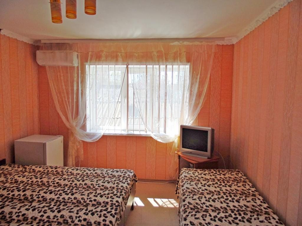 Полулюкс (3-местный) гостиницы Ямал, Черноморское, Крым