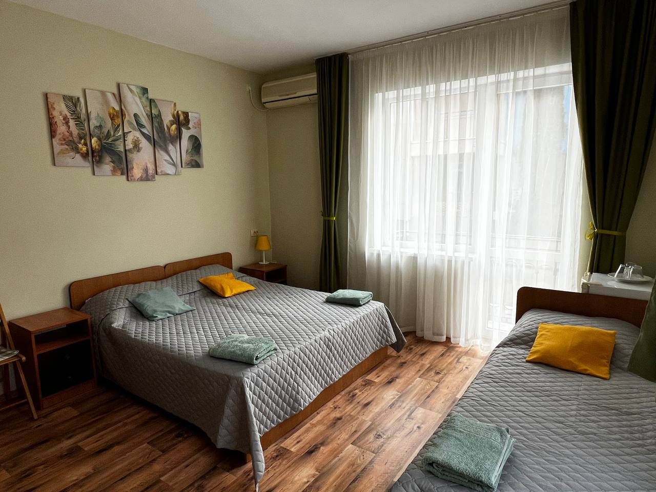 Трёхместный и более (Трех-местный номер полулюкс категории А (3-А)), Отель Сон