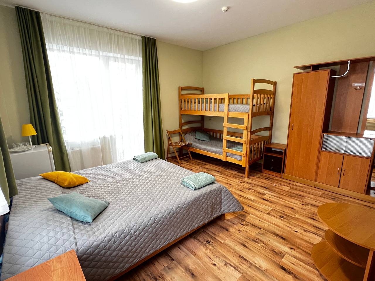 Трёхместный и более (Четырех-местный номер полулюкс категории А (4-А)), Отель Сон