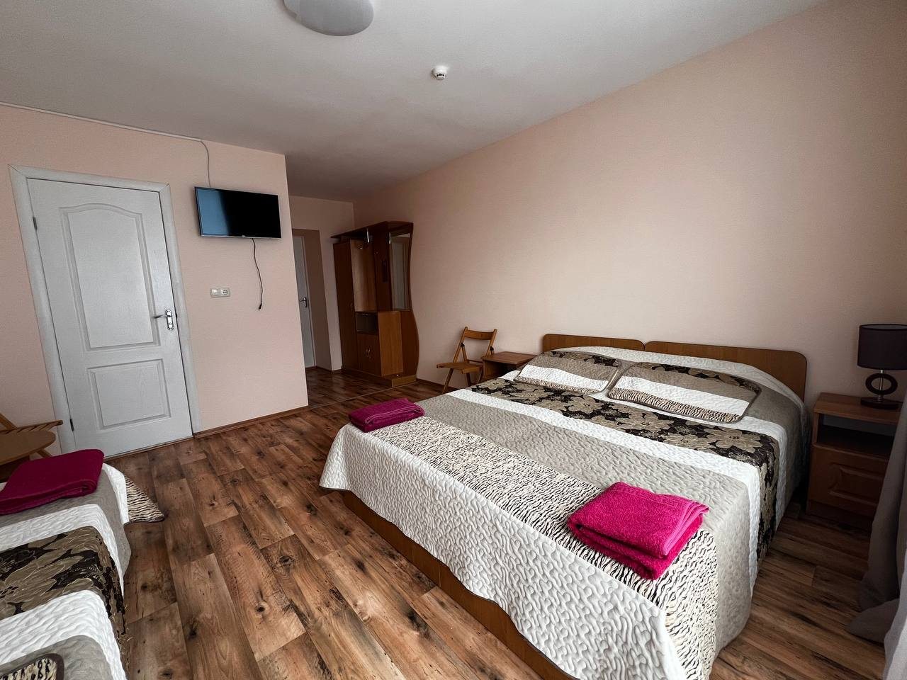 Трёхместный и более (Трех-местный номер полулюкс категории А (3-А)), Отель Феникс