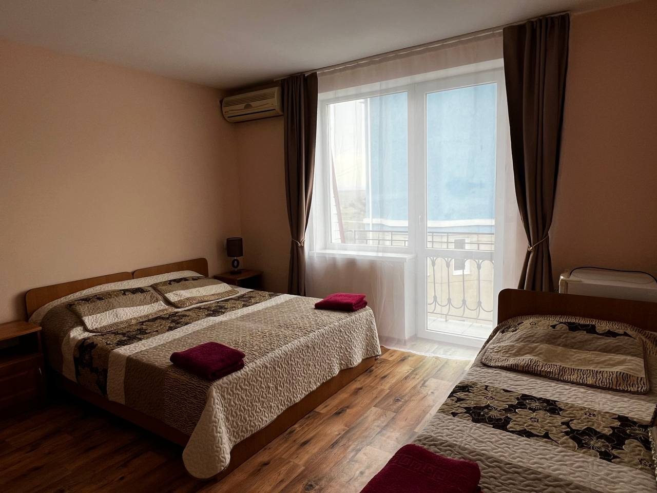 Трёхместный и более (Трех-местный номер полулюкс категории А (3-А)), Отель Феникс