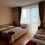 Трёхместный и более (Трех-местный номер полулюкс категории А (3-А)), Отель Феникс