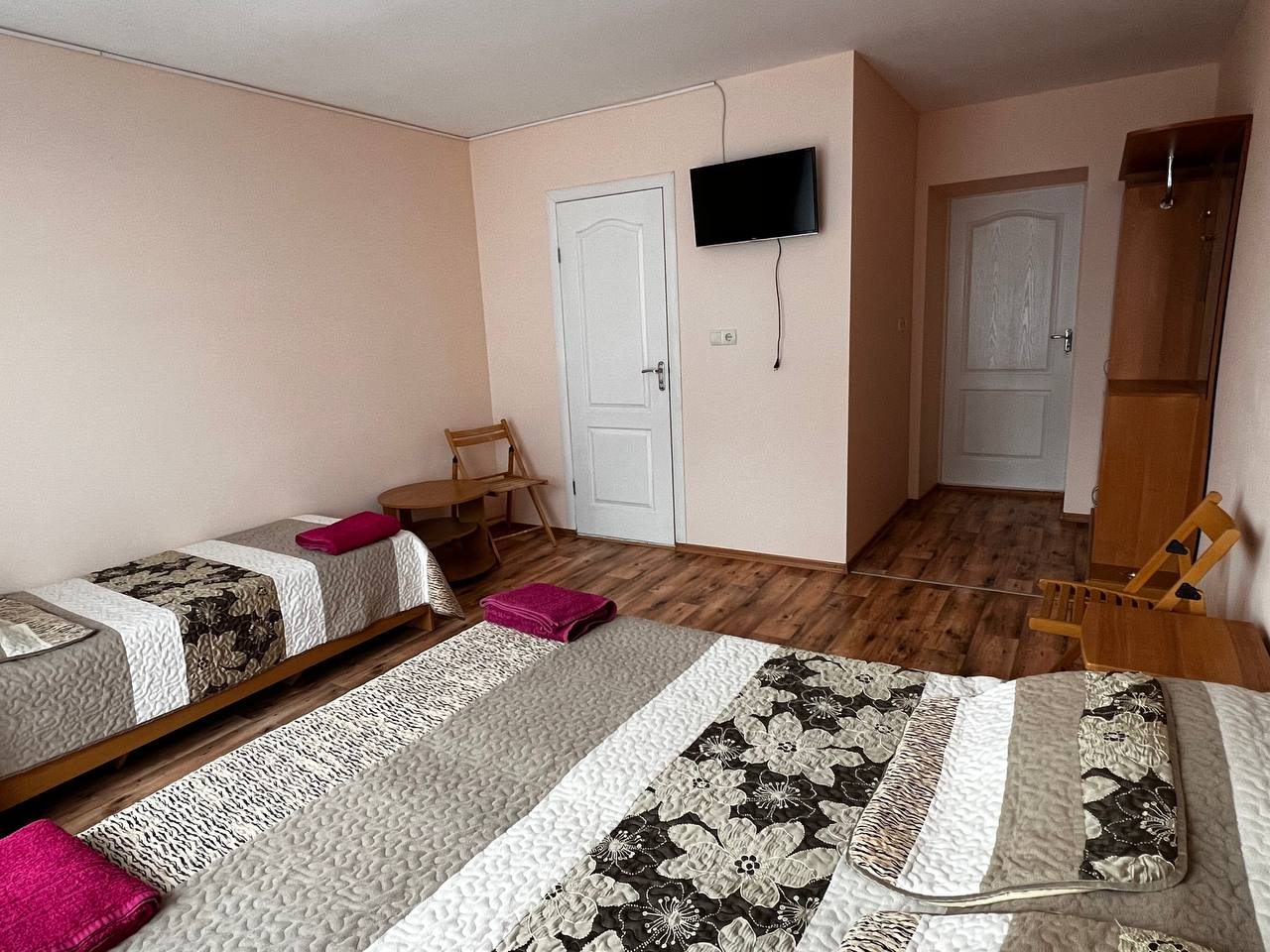 Трёхместный и более (Трех-местный номер полулюкс категории А (3-А)), Отель Феникс