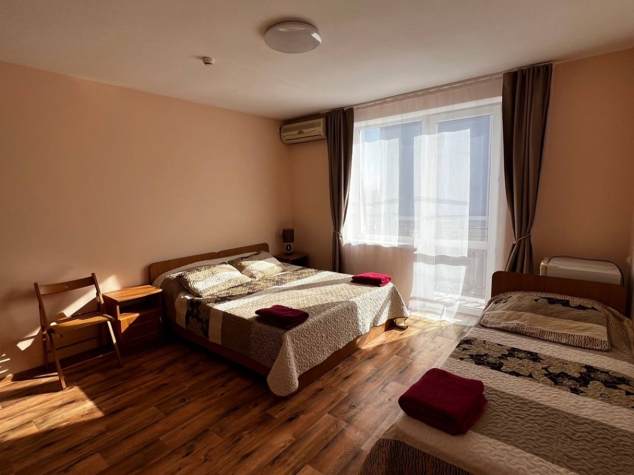 Трёхместный и более (Трех-местный номер полулюкс категории А (3-А)), Отель Феникс