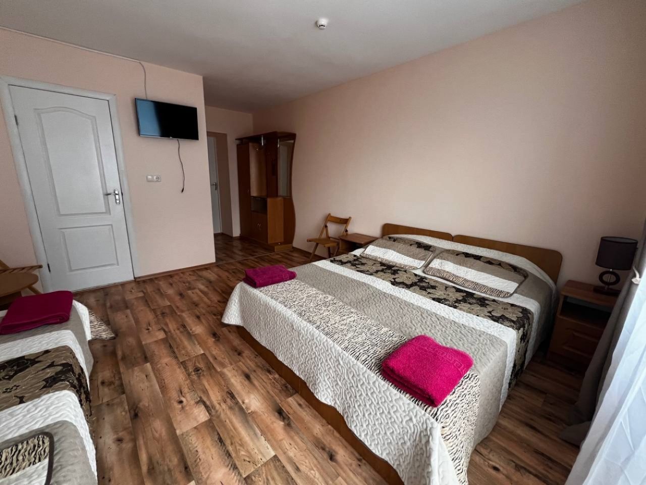 Трёхместный и более (Трех-местный номер полулюкс категории А (3-А)), Отель Феникс