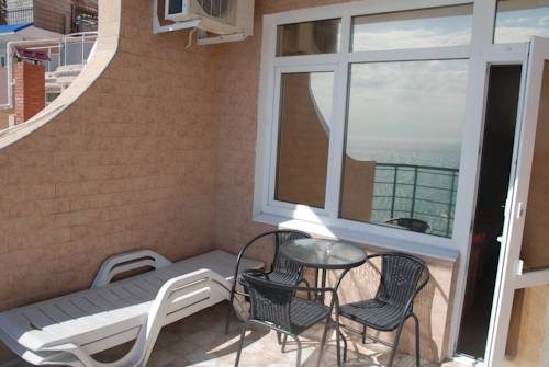 Трехместный (Улучшенный трехместный номер с видом на море) гостевого дома Кипарис, Утес, Крым