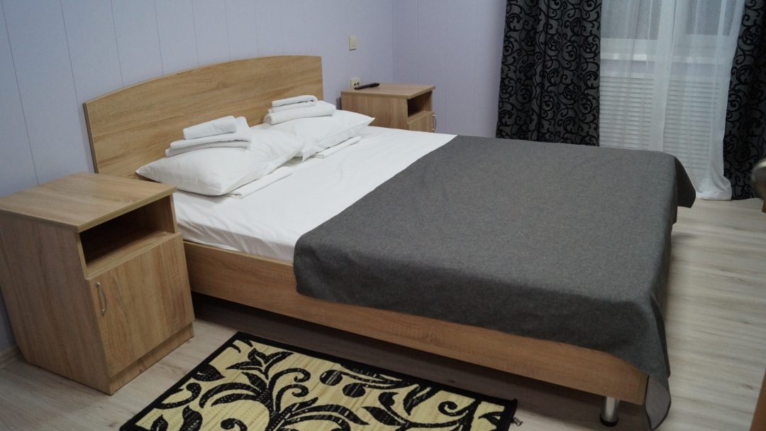 Двухместный (Двухместные одна большая кровать корпус Б) гостиницы Евразия-Аксай