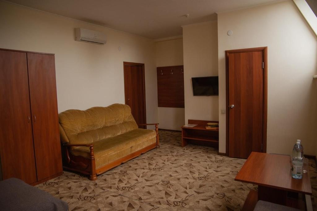 Двухместный (Двухместный номер с 2 отдельными кроватями и дополнительной кроватью) гостиницы Евразия-Аксай