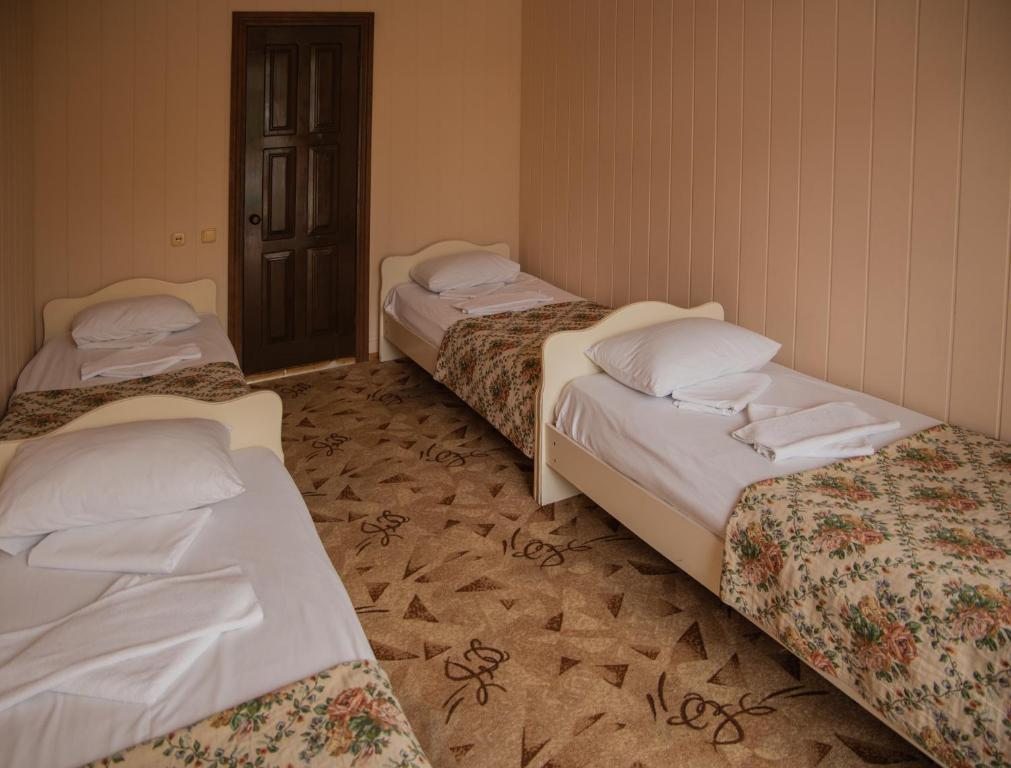 Четырехместный (Стандартный четырехместный номер) гостиницы Евразия-Аксай