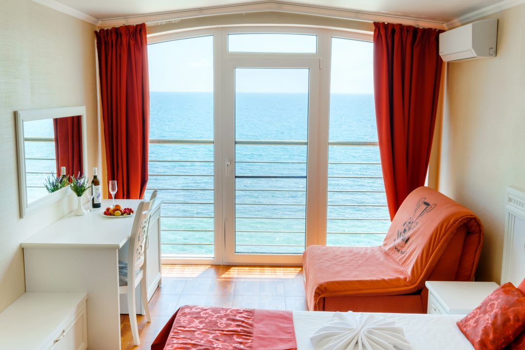 Люкс (Мансардный с панорамным окном и видом на море) отеля На Черноморской, Феодосия