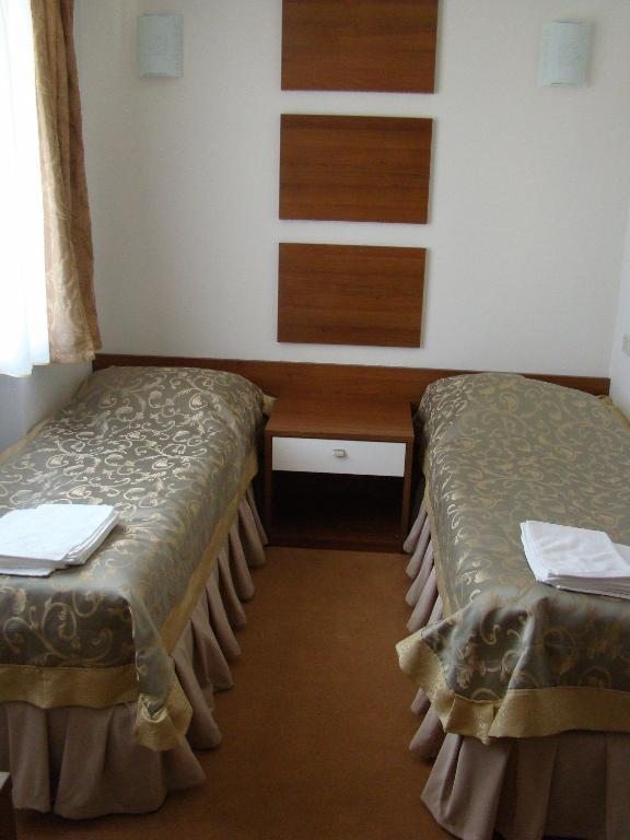 Двухместный (Улучшенный двухместный номер с 2 отдельными кроватями) гостиницы Белорецк
