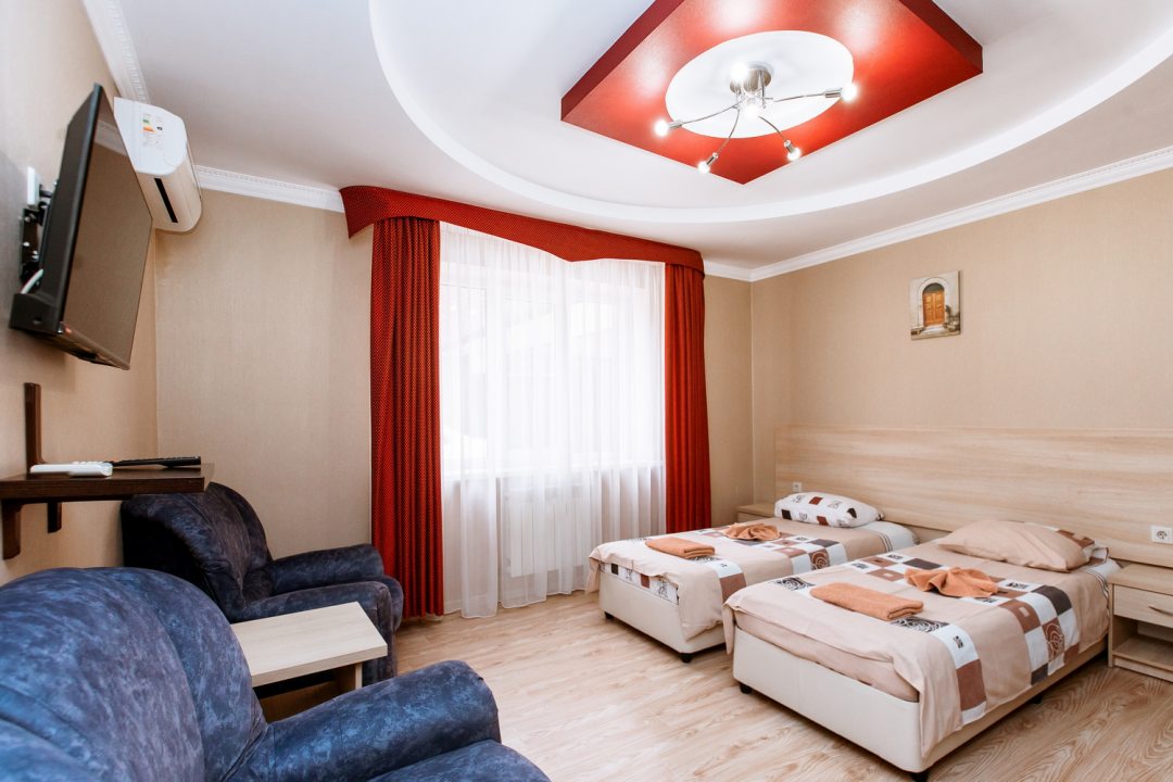 Двухместный (Улучшенный номер с двумя раздельными кроватями) гостиницы Лоза, Краснодар