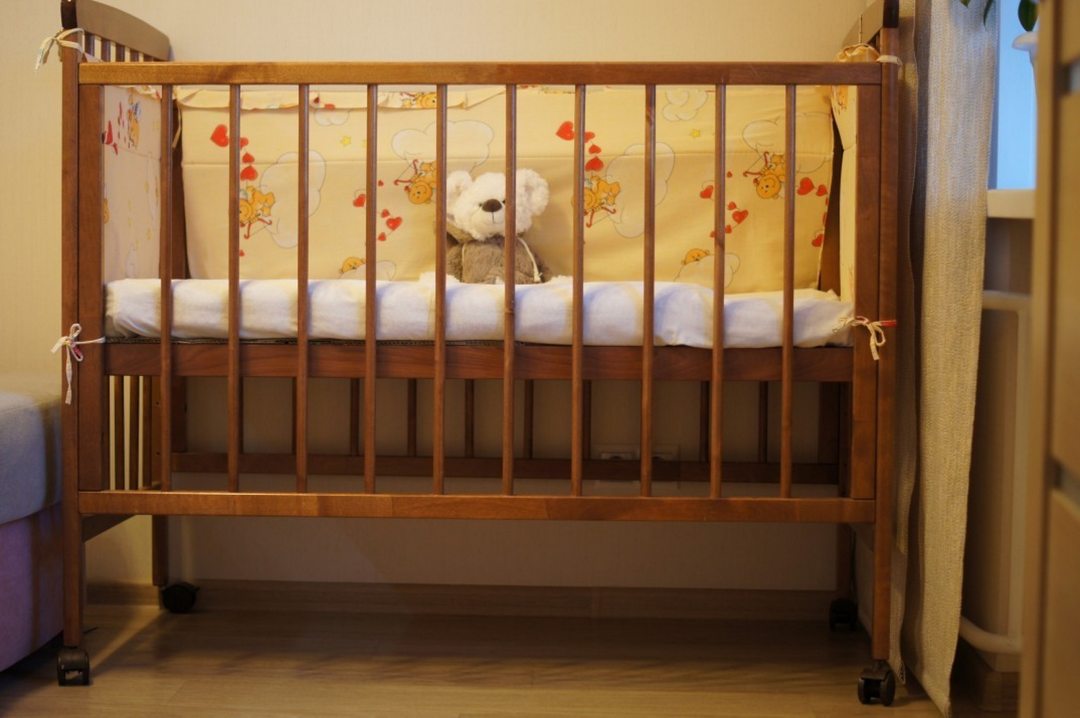 Детская кроватка, Отель Семь Адмиралов