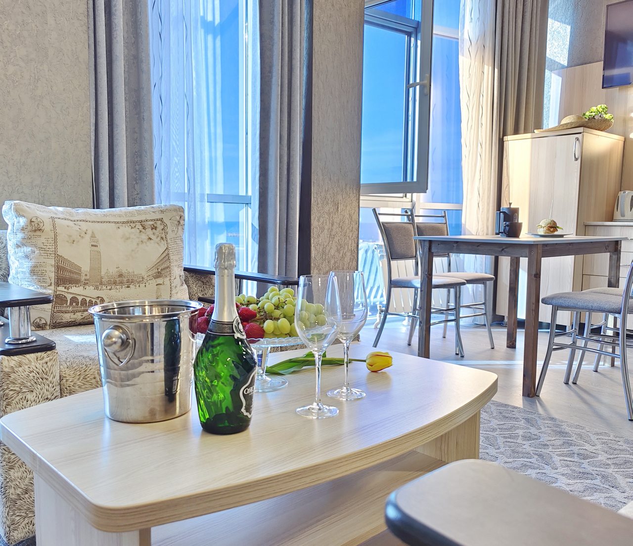 Апартаменты (Четырехкомнатный 8ми местные с видом на улицу), Отель Семь Адмиралов