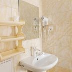 фен, полотенца, принадлежности для душа