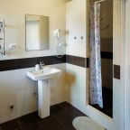 Просторная ванная комната, фен , полотенца