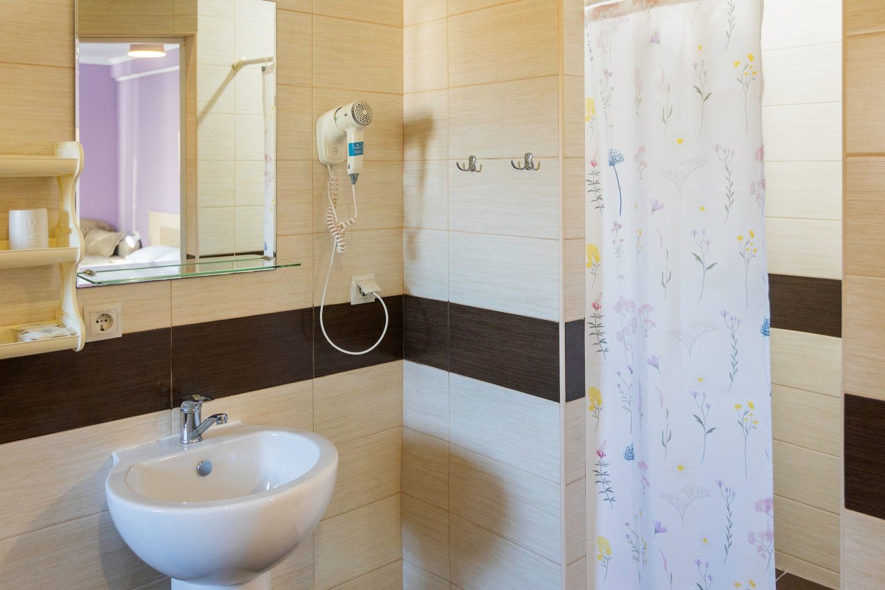 Фен, полотенца, принадлежности для душа