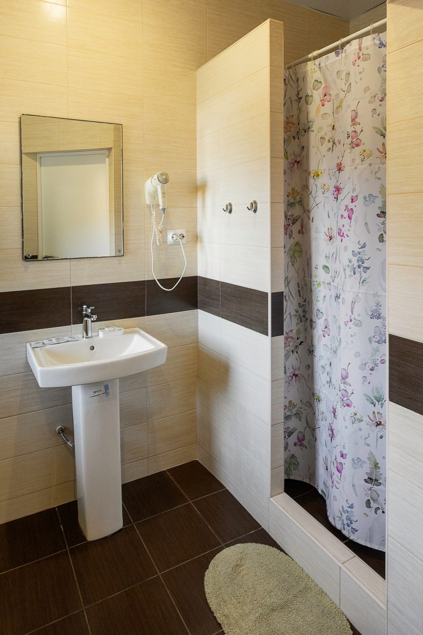 фен, полотенца, принадлежности для душа