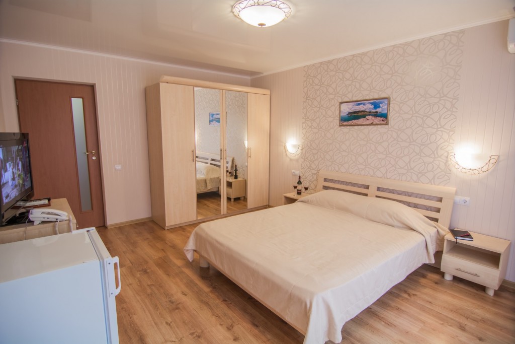 Полулюкс (Семейный 2-х комнатный) гостиницы Камелот, Малореченское, Крым