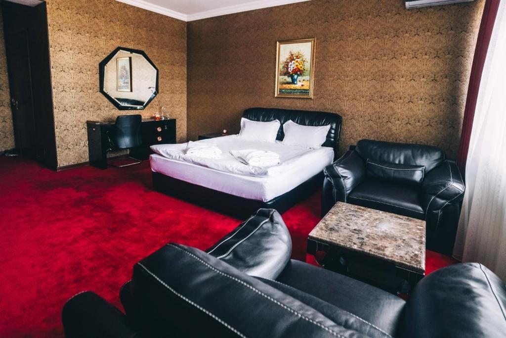 Двухместный (Улучшенный номер с кроватью размера «king-size») отеля Вояж, Печерск