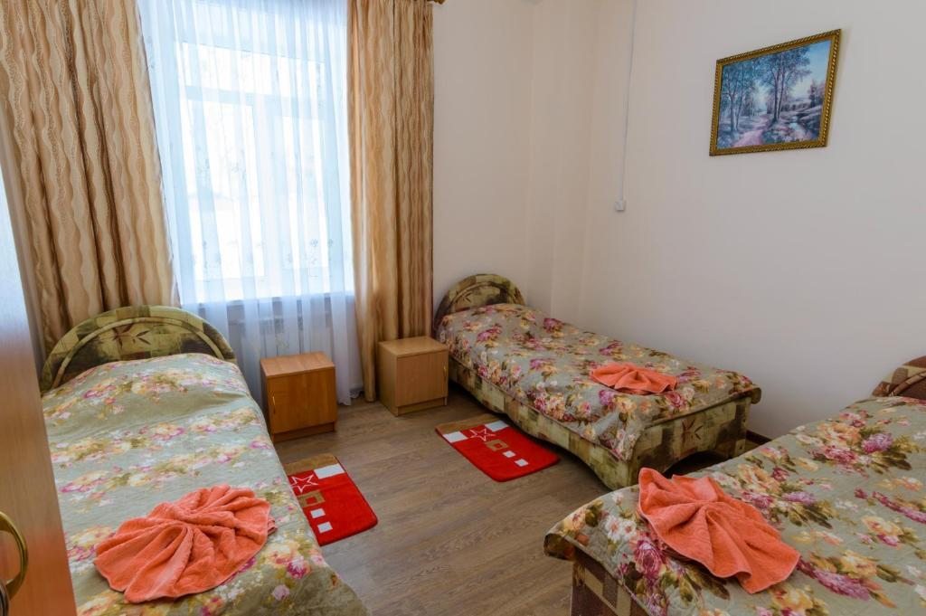 Номер (Односпальная кровать в общем номере с 3 кроватями) отеля Прибой, Байкальск