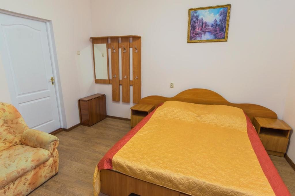 Двухместный (Двухместный номер с 1 кроватью и общей ванной комнатой) отеля Прибой, Байкальск