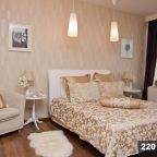De Luxe (Дизайнерский), Гостиница Аврора