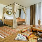De Luxe (Дизайнерский), Гостиница Аврора