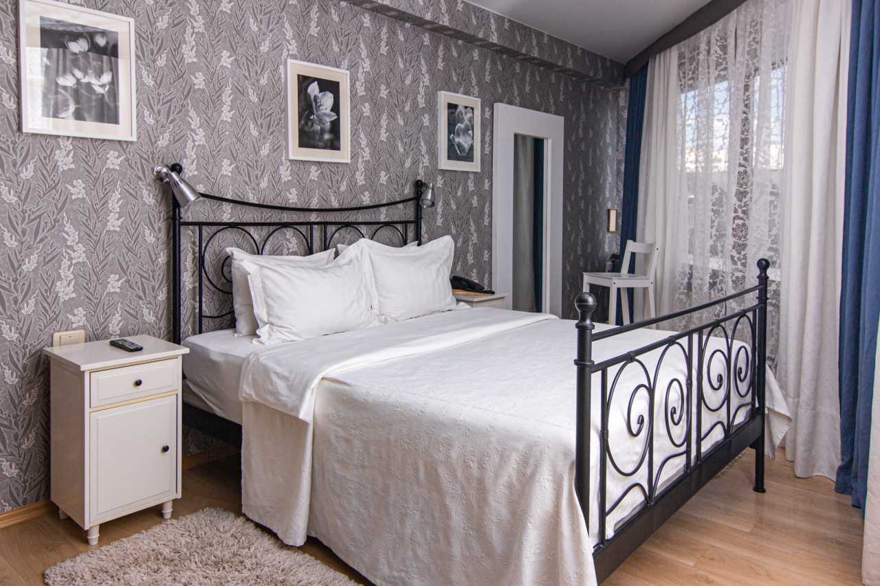 Люкс, Гостиница Аврора