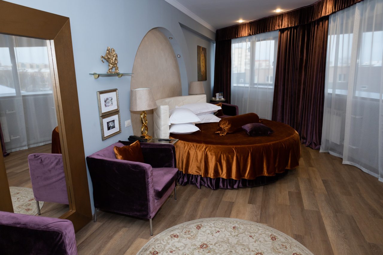 Люкс, Гостиница Аврора