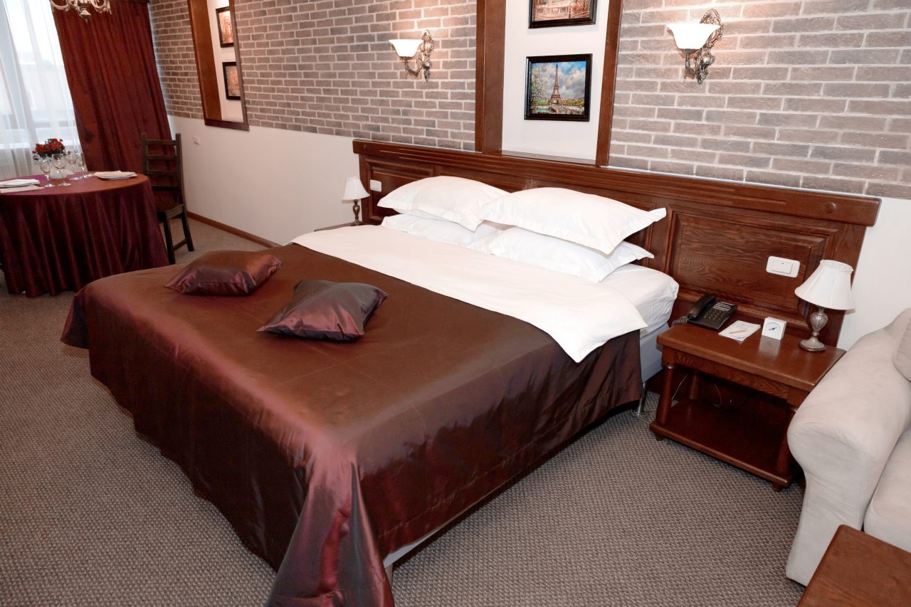 Люкс, Гостиница Аврора