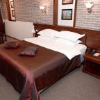 Люкс, Гостиница Аврора