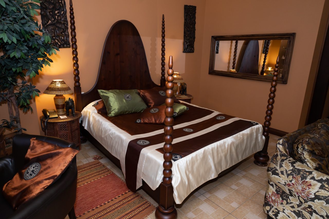 Люкс, Гостиница Аврора