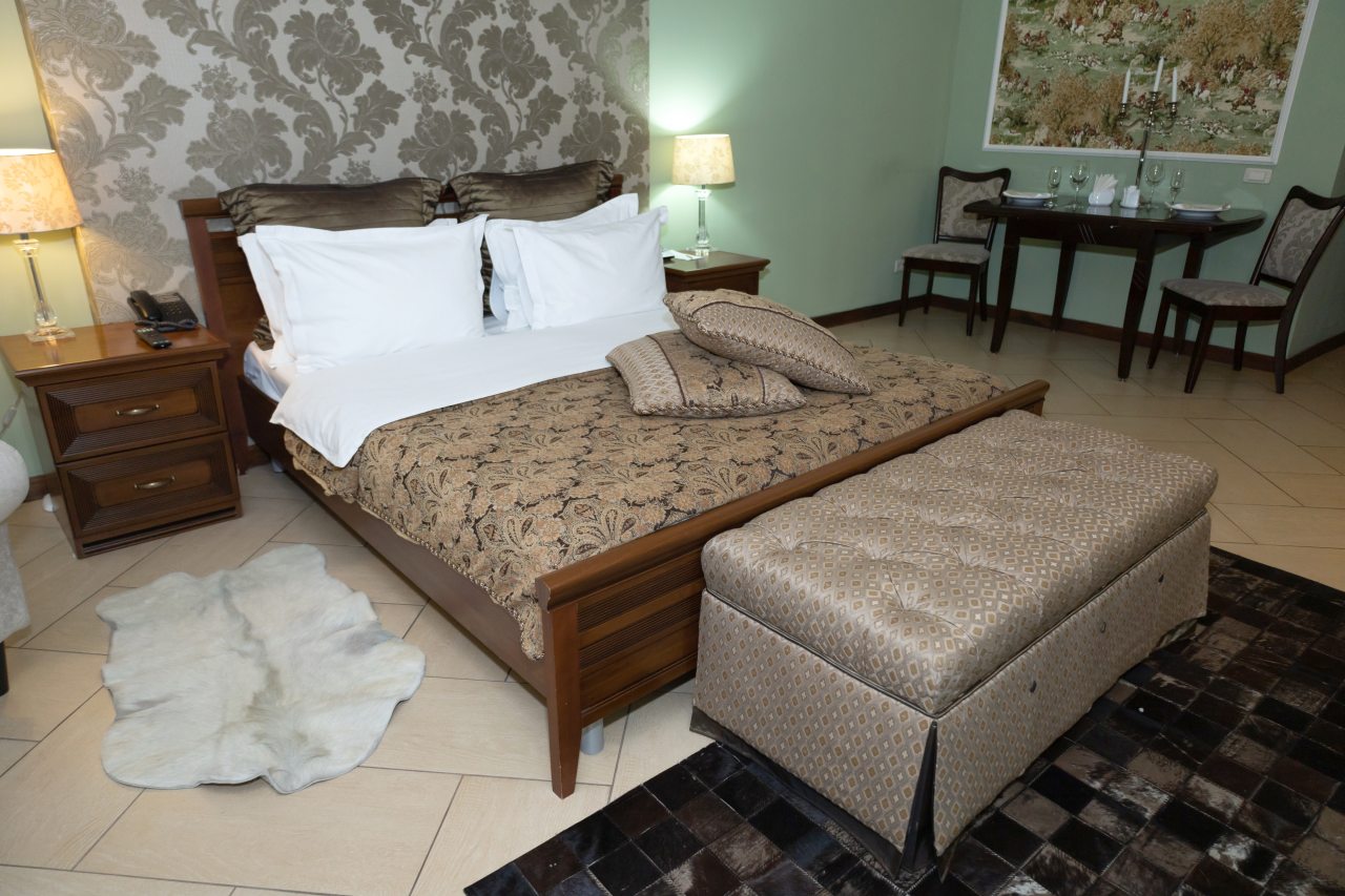 Люкс, Гостиница Аврора