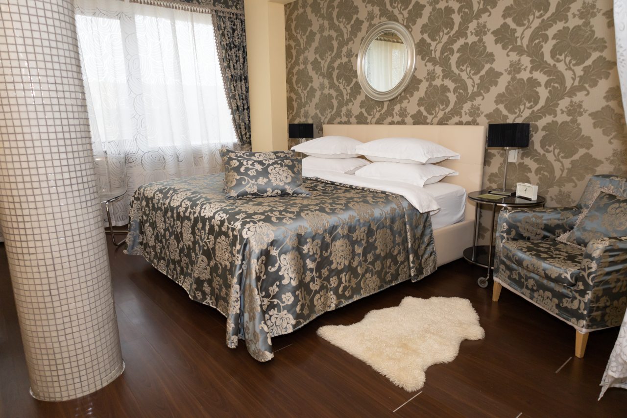 De Luxe (Дизайнерский), Гостиница Аврора