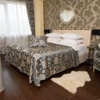 De Luxe (Дизайнерский), Гостиница Аврора