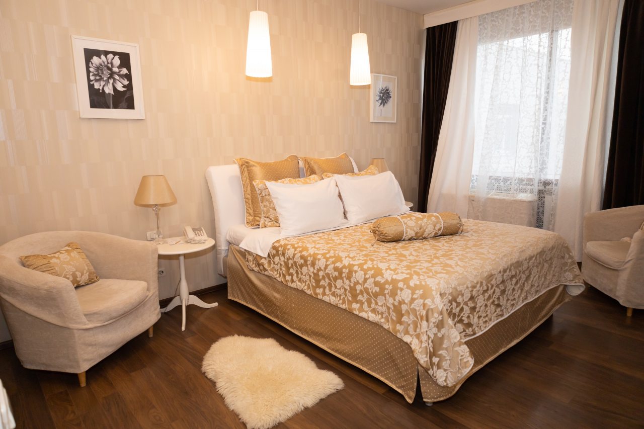 De Luxe (Дизайнерский), Гостиница Аврора