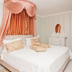 De Luxe (Дизайнерский), Гостиница Аврора