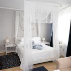 De Luxe (Дизайнерский), Гостиница Аврора