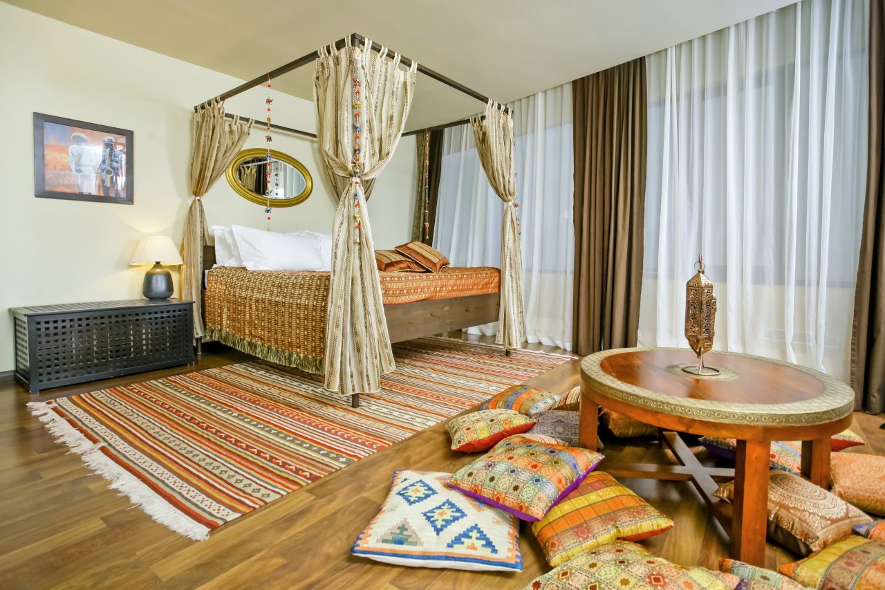 De Luxe (Дизайнерский), Гостиница Аврора