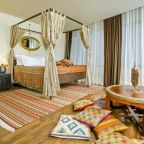 De Luxe (Дизайнерский), Гостиница Аврора