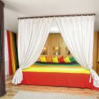 De Luxe (Дизайнерский), Гостиница Аврора