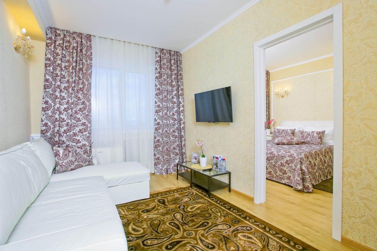 Сьюит, Гостиница Аврора