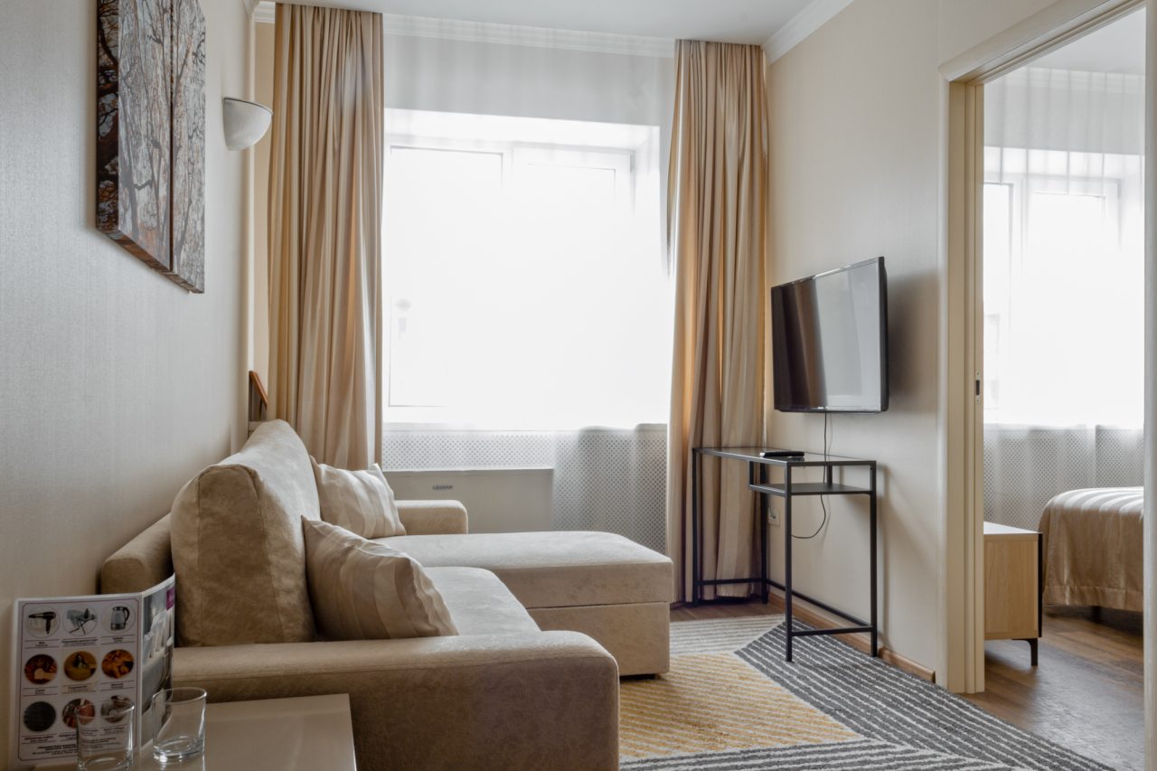 Сьюит, Гостиница Аврора