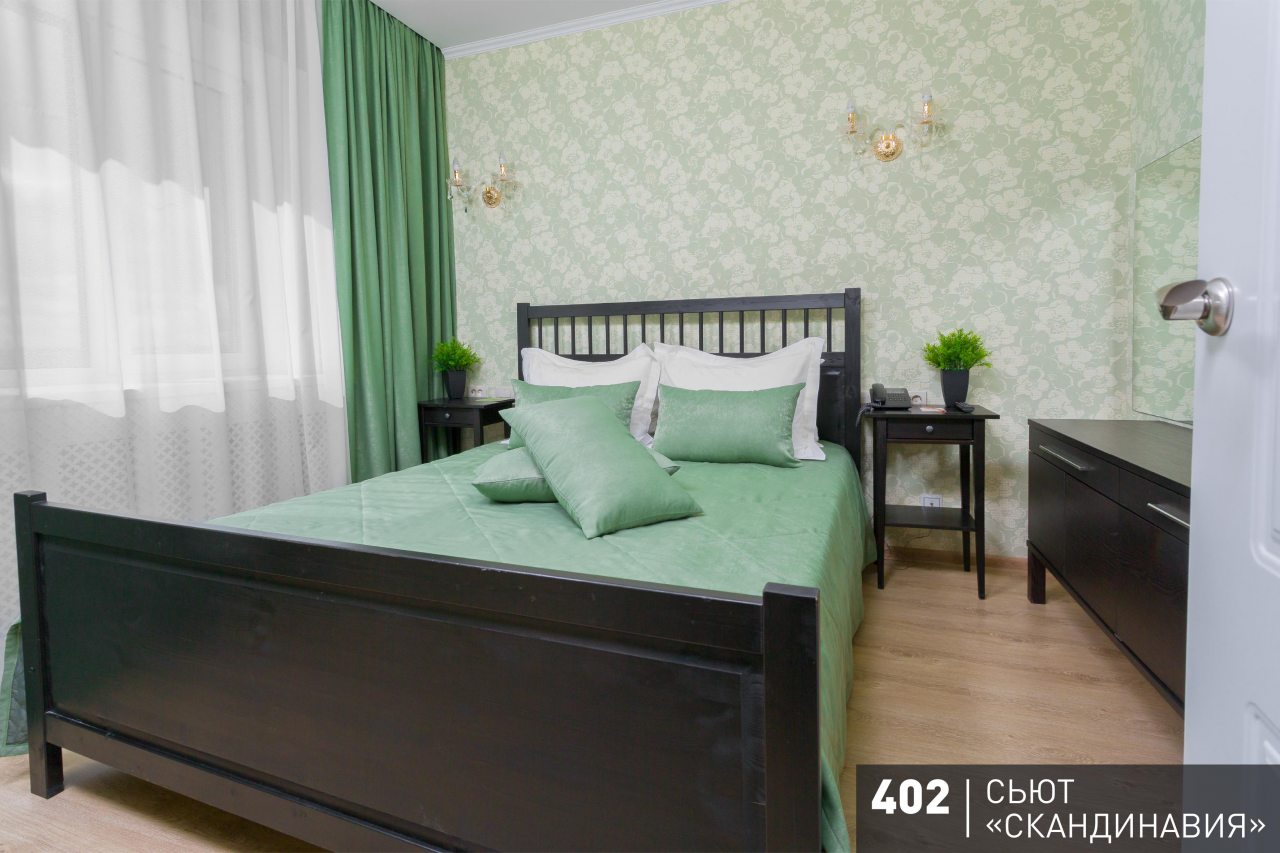 Сюит, Гостиница Аврора