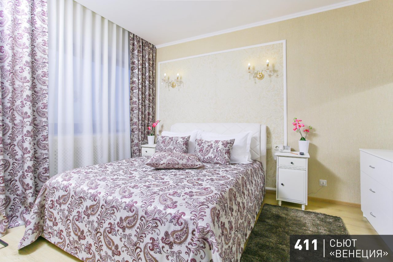Сюит, Гостиница Аврора