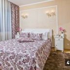 Сюит, Гостиница Аврора