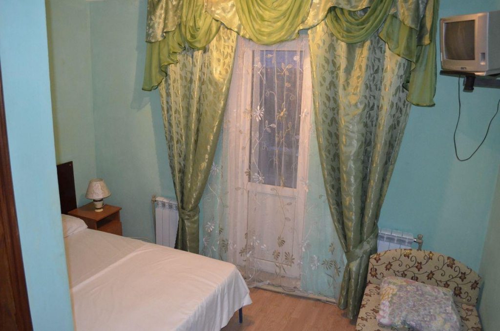 Трехместный (Второй этаж) гостиницы Виктория, Заозерное, Крым